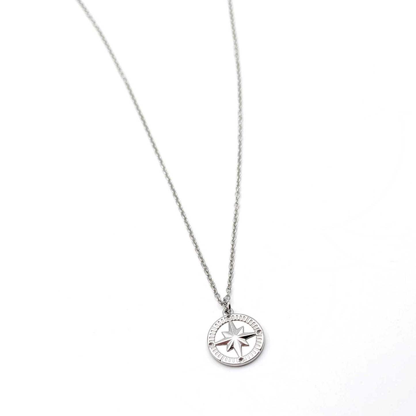 Collier boussole argenté porté - Pendentif 15mm sur chaîne 40cm - Illustres Bidules
