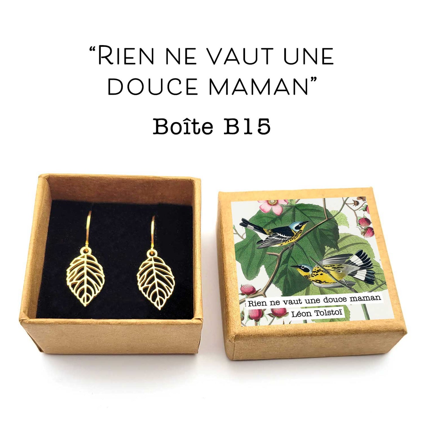 Boucles d’oreilles dormeuses en acier inoxydable présentées dans une boîte cadeau illustrée avec le message "Ma mère m’est nécessaire comme mon cœur".