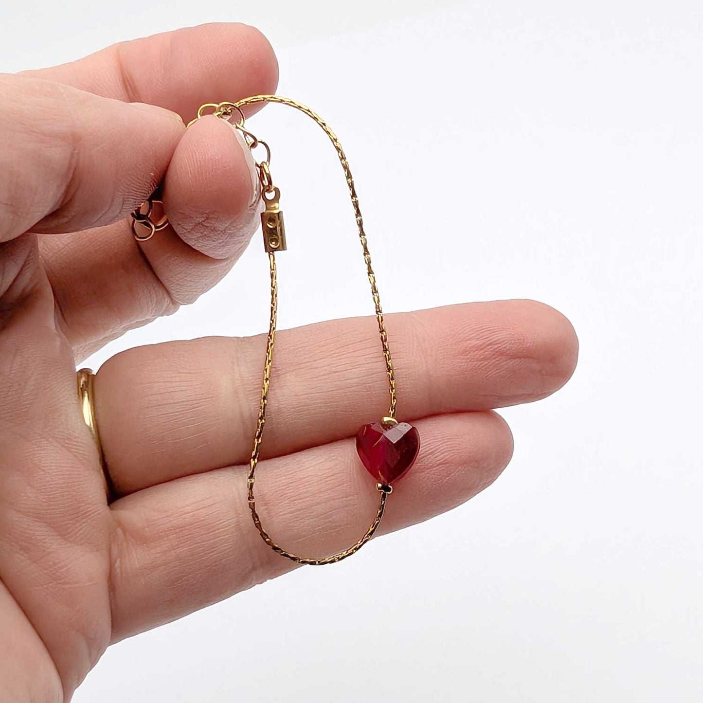 bracelet minimaliste coeur rouge en pierre naturelle