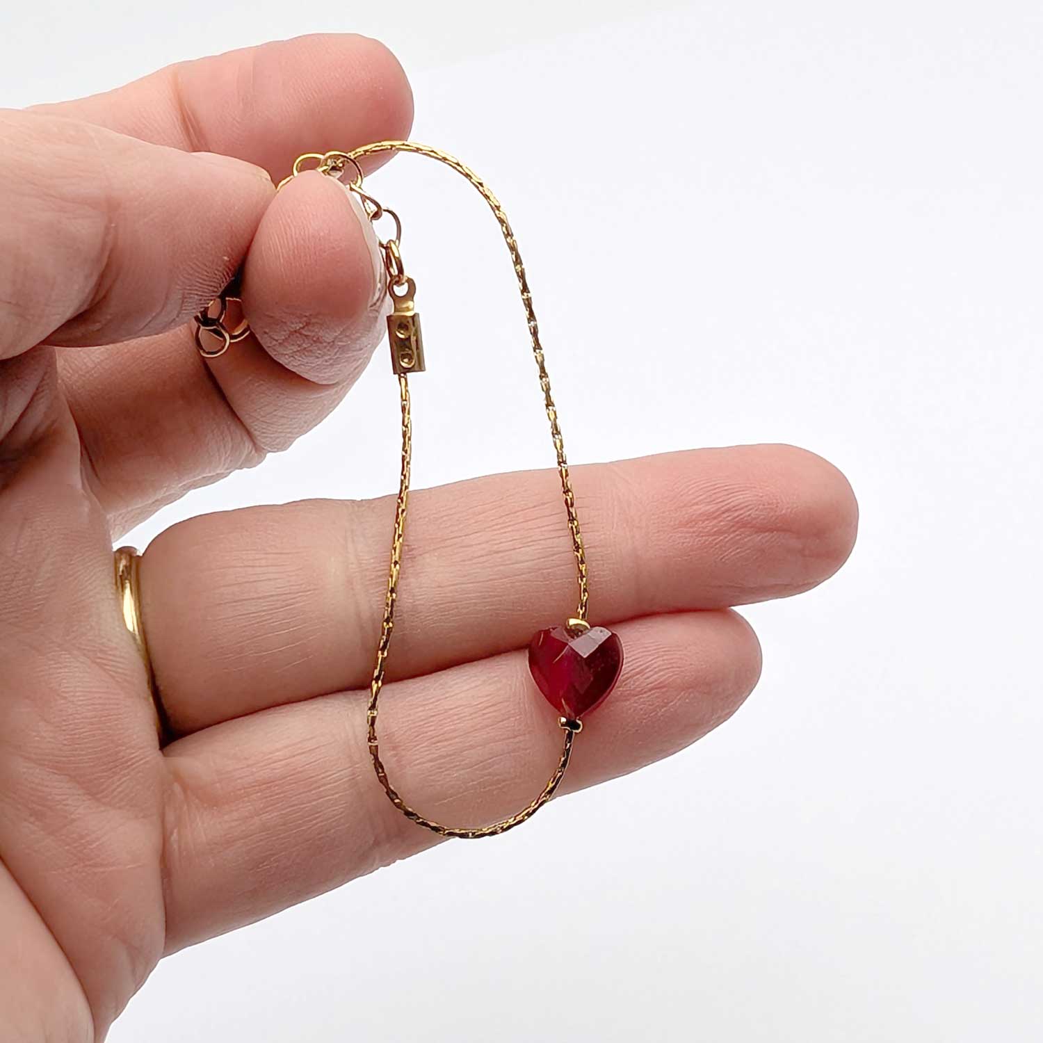 bracelet minimaliste coeur rouge en pierre naturelle