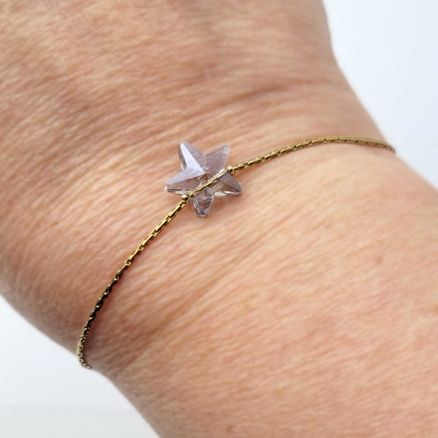 Bracelet Isadora star perle gris bleu porté - chaîne dorée