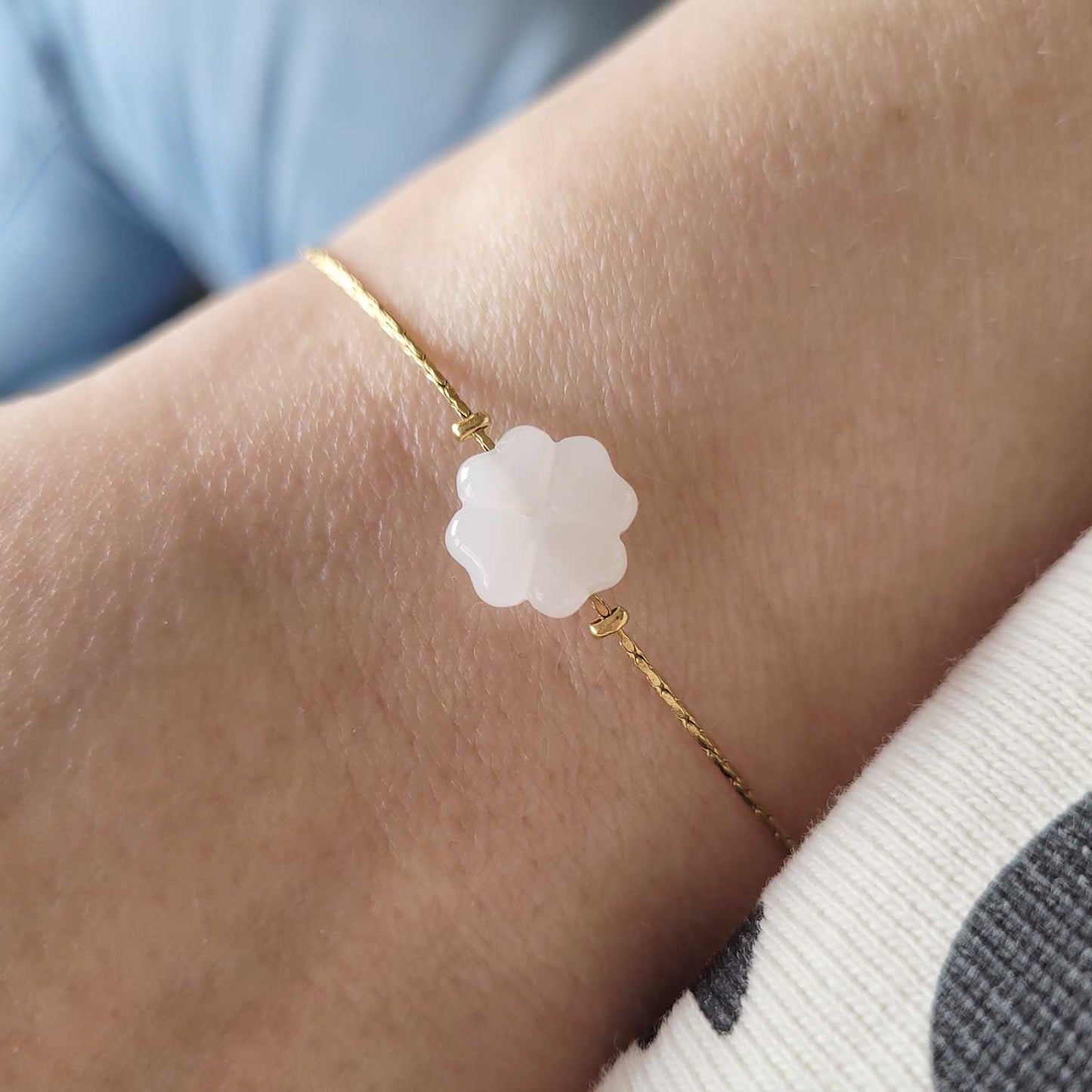 Bracelet fin doré avec perle trèfle blanc - cadeau amie fabriqué en France