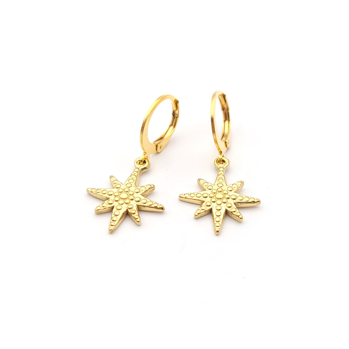 Gros plan dormeuses étoile en acier inoxydable doré - Boucles d'oreilles hypoallergéniques 3,2 cm