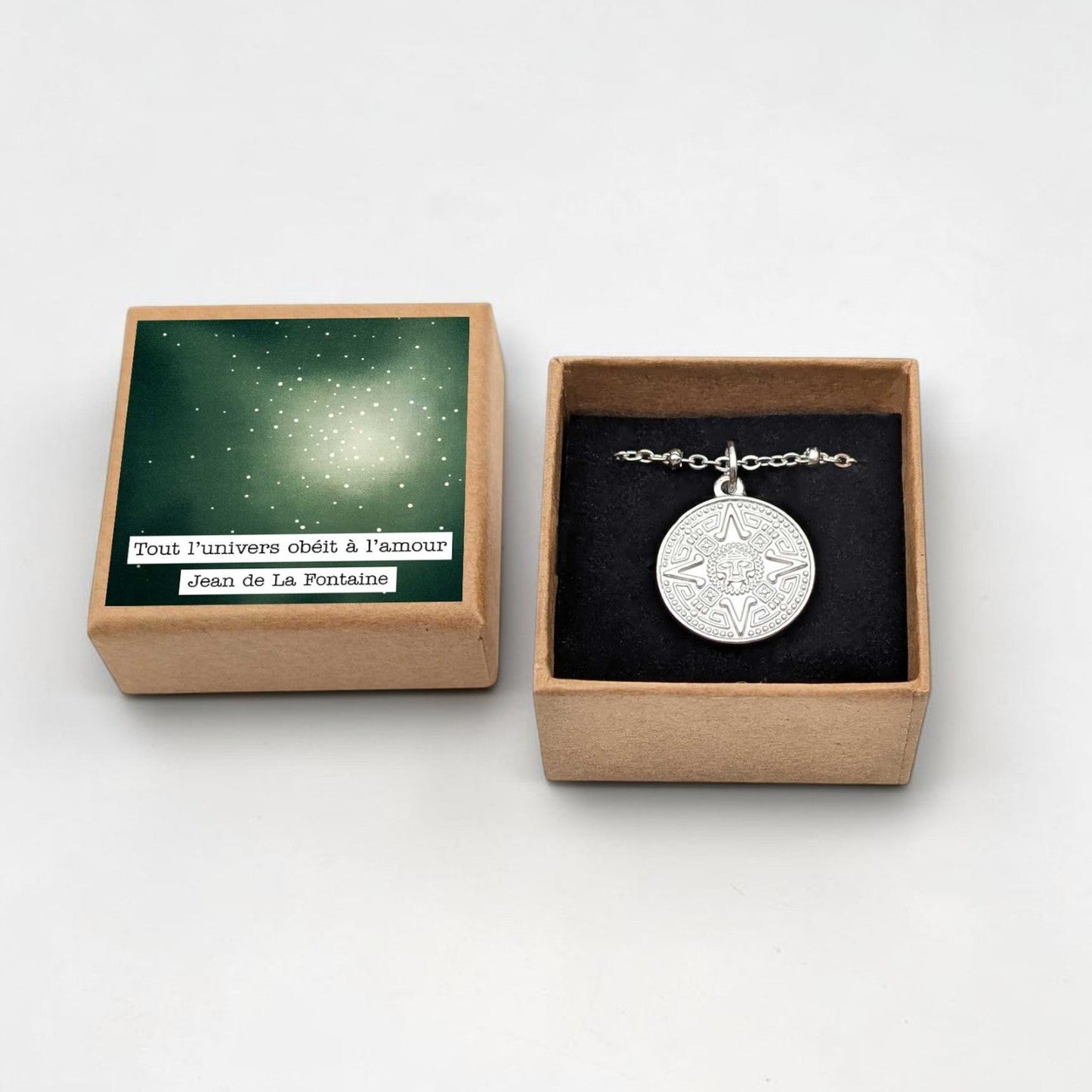"Collier calendrier aztèque argenté 20mm dans sa boîte B28 Jean de La Fontaine - Cadeau symbolique pour marquer un cycle - Illustres Bidules
