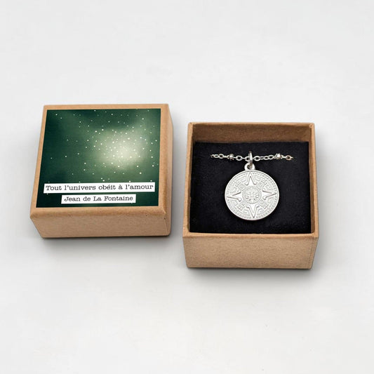 "Collier calendrier aztèque argenté 20mm dans sa boîte B28 Jean de La Fontaine - Cadeau symbolique pour marquer un cycle - Illustres Bidules