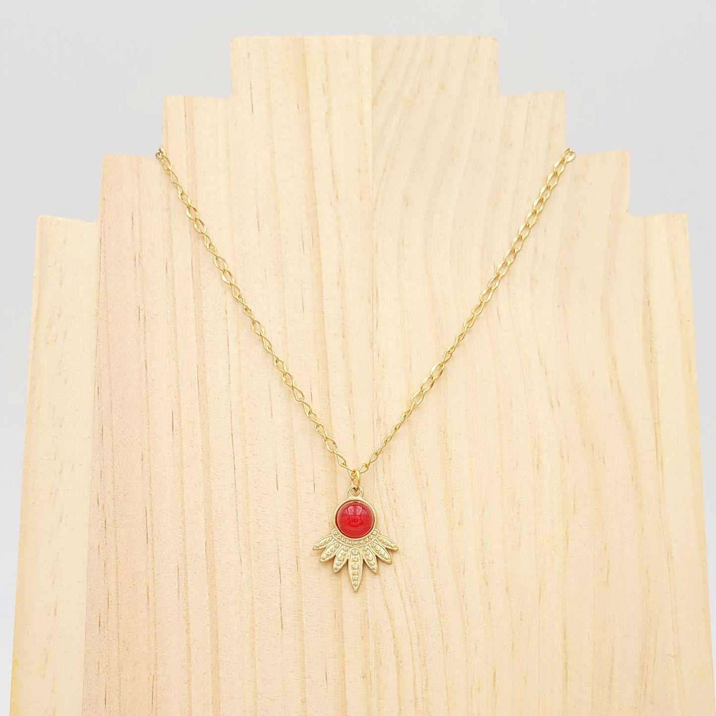 Collier Carole  - acier inoxydable doré avec jade teintée rouge