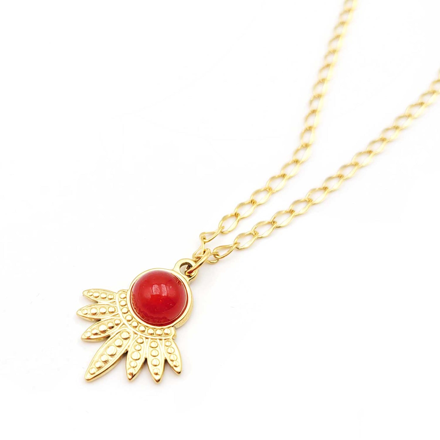 Collier Carole  - acier inoxydable doré avec jade teintée rouge