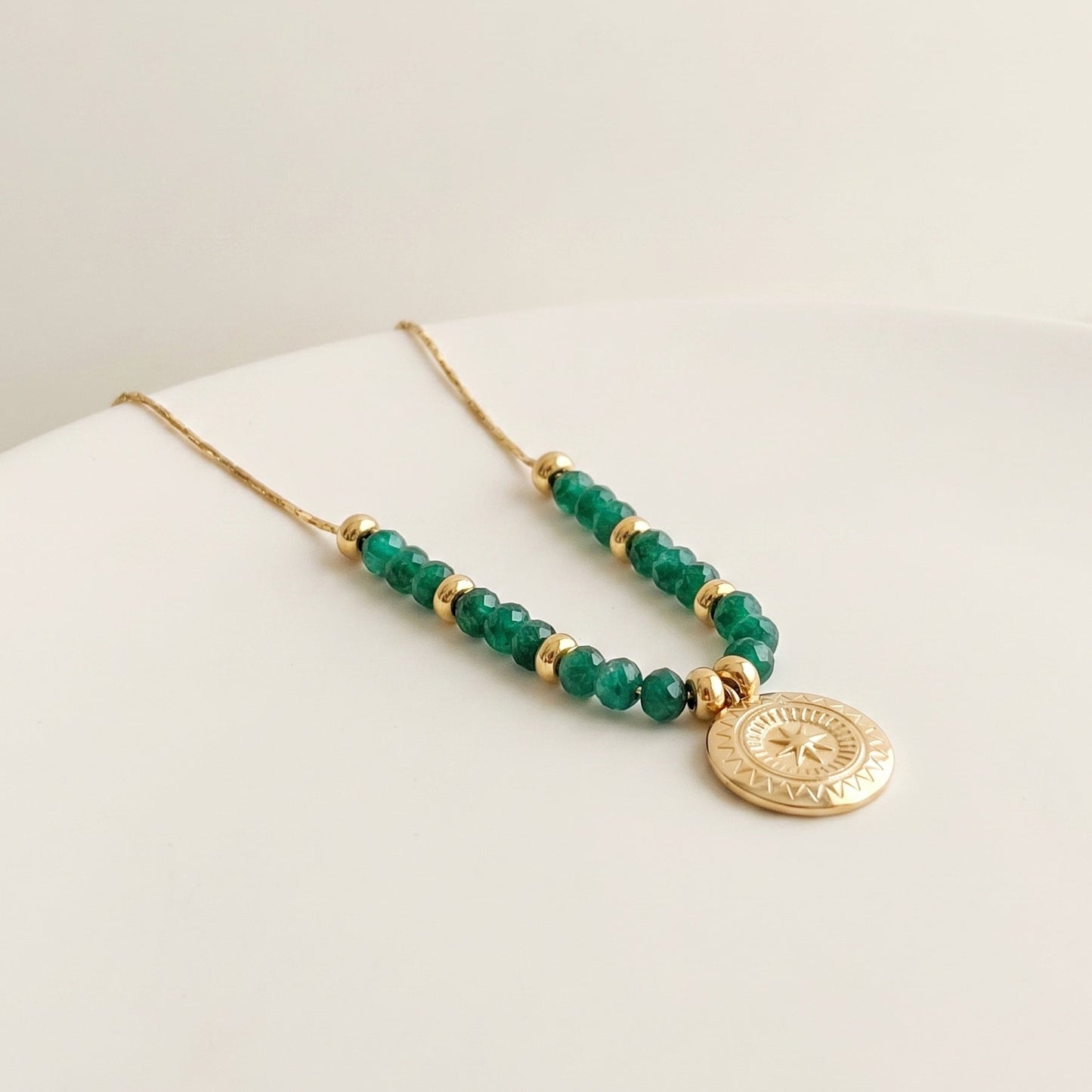 Collier Louise Vert - Médaillon Solaire Doré | Perles Vertes Facettées | Illustres Bidules