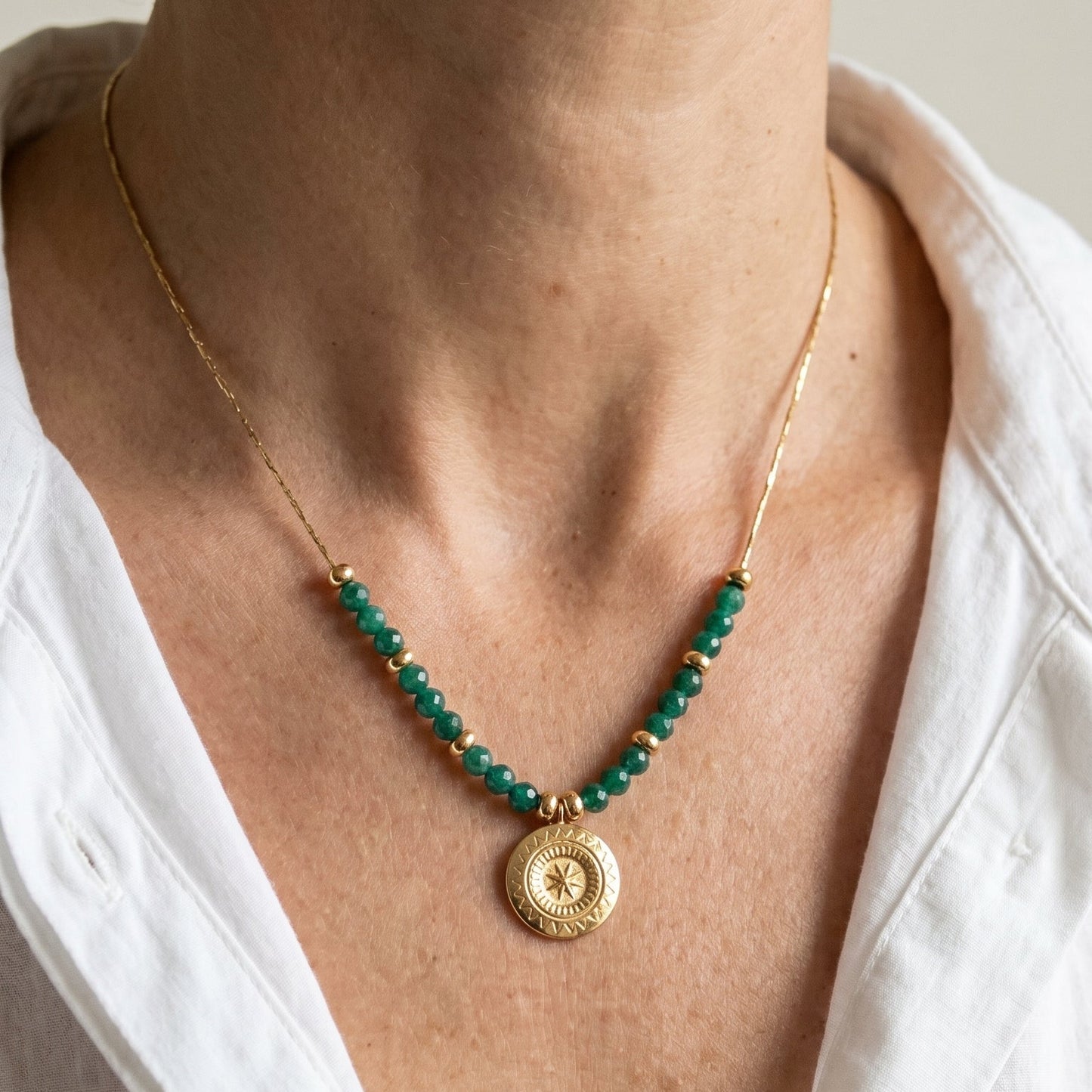Collier Louise Vert - Médaillon Solaire Doré | Perles Vertes Facettées | Illustres Bidules