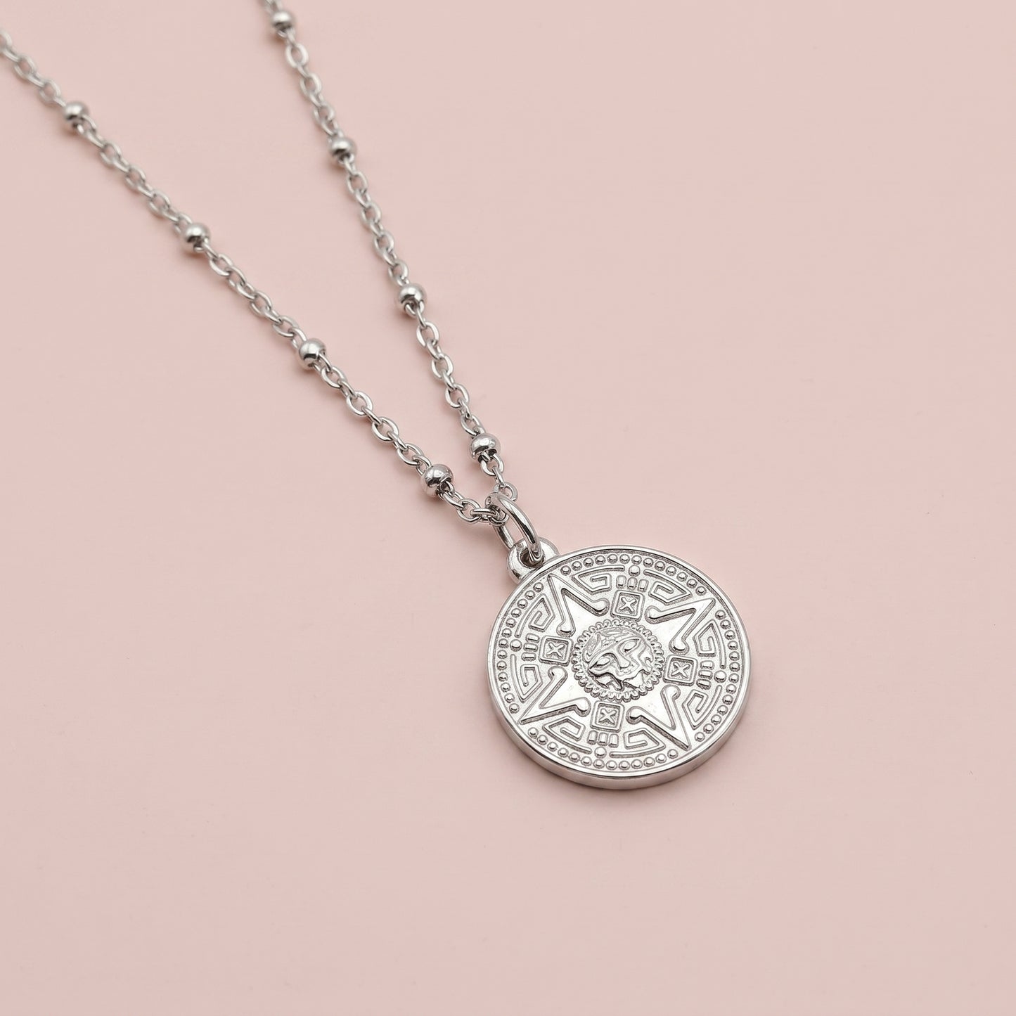 Médaillon argenté d'inspiration aztèque 20mm - Gravure fine soleil central - Fait main en France