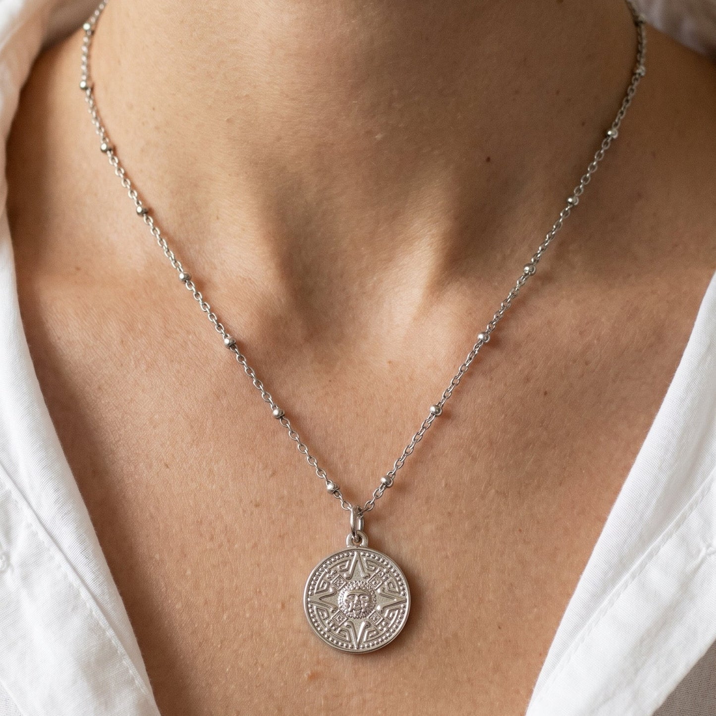 Collier calendrier aztèque argenté porté - Médaillon solaire 20mm sur chaîne maille forçat à boules 45cm - Illustres Bidules