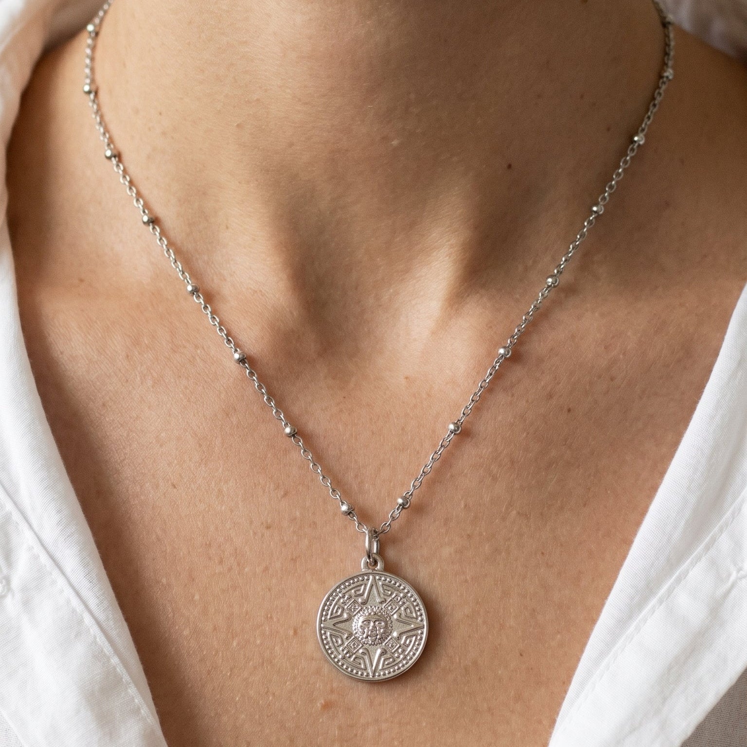 Collier calendrier aztèque argenté porté - Médaillon solaire 20mm sur chaîne maille forçat à boules 45cm - Illustres Bidules