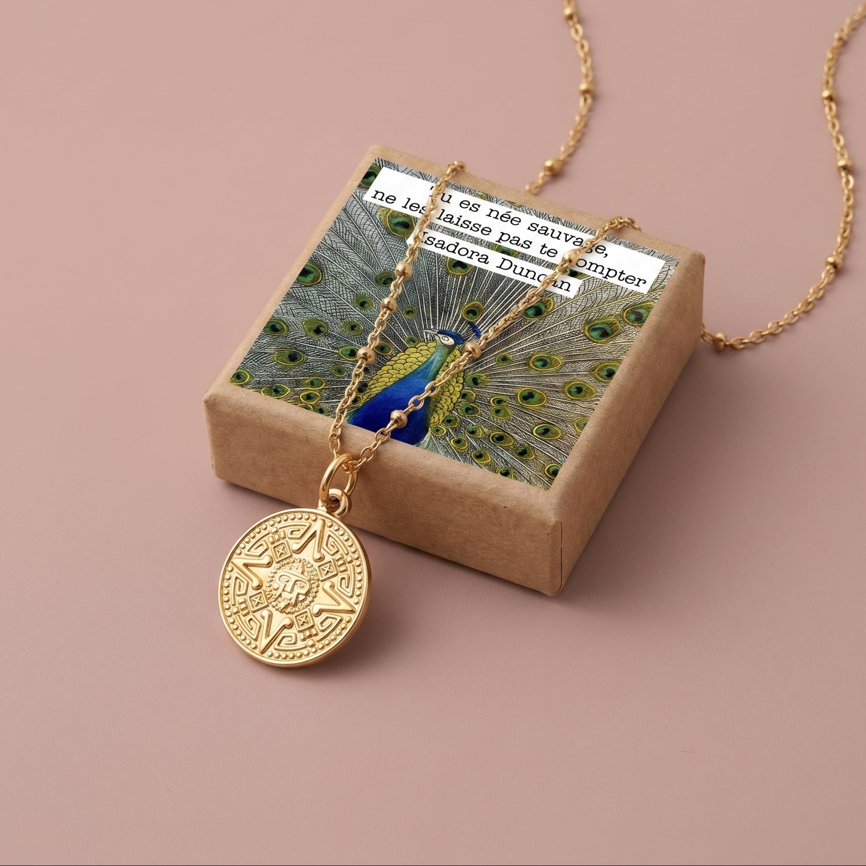 Collier calendrier aztèque doré 20mm dans sa boîte B2 Isadora Duncan - Cadeau symbolique pour marquer un cycle - Illustres Bidules