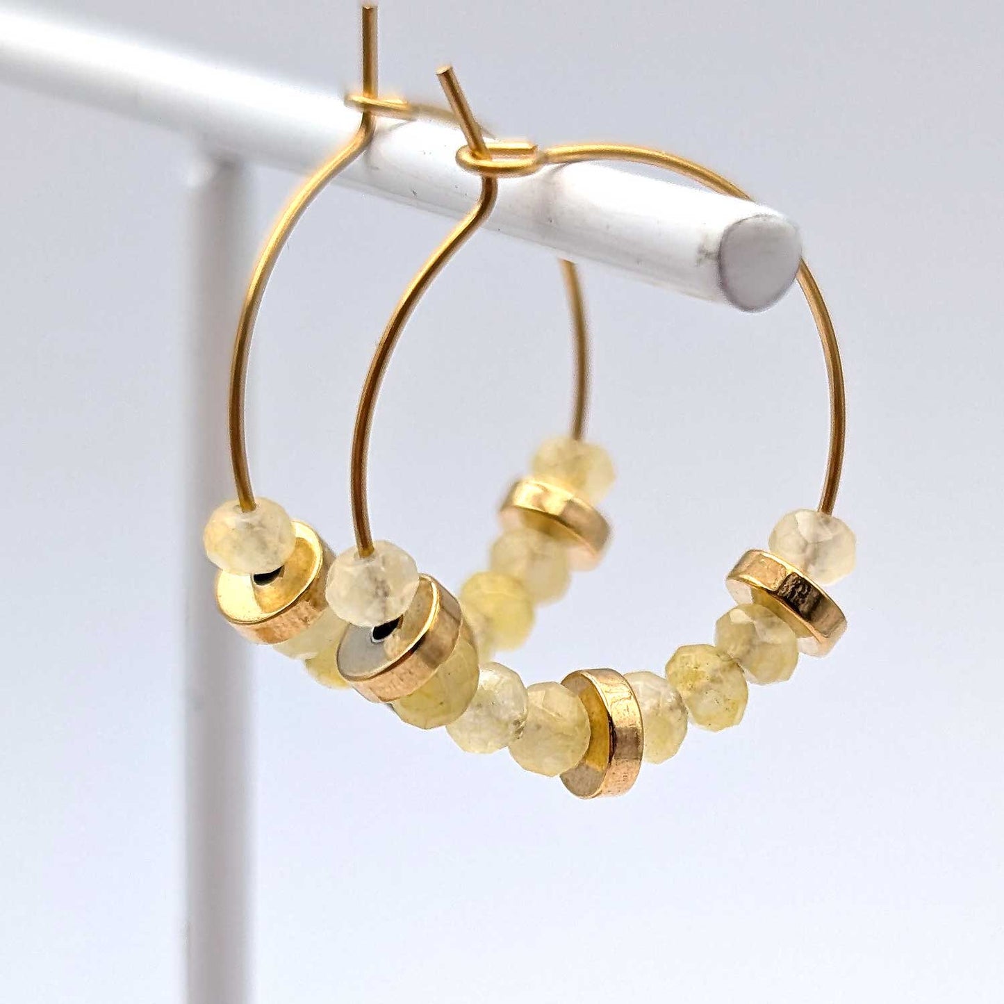 Créoles Louise dorées avec perles de jade jaune - boucles d'oreilles élégantes