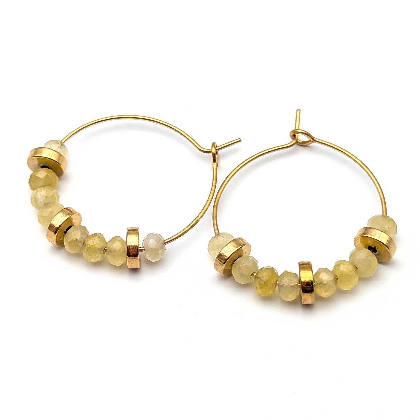 Créoles Louise dorées avec perles de jade jaune - boucles d'oreilles élégantes