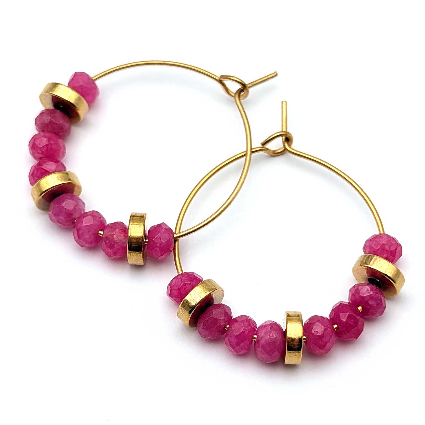 Créoles Louise dorées avec perles de jade rose portées - boucles d'oreilles élégantes