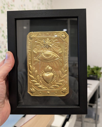 Détail du talisman protecteur fait main en France avec symboles de protection