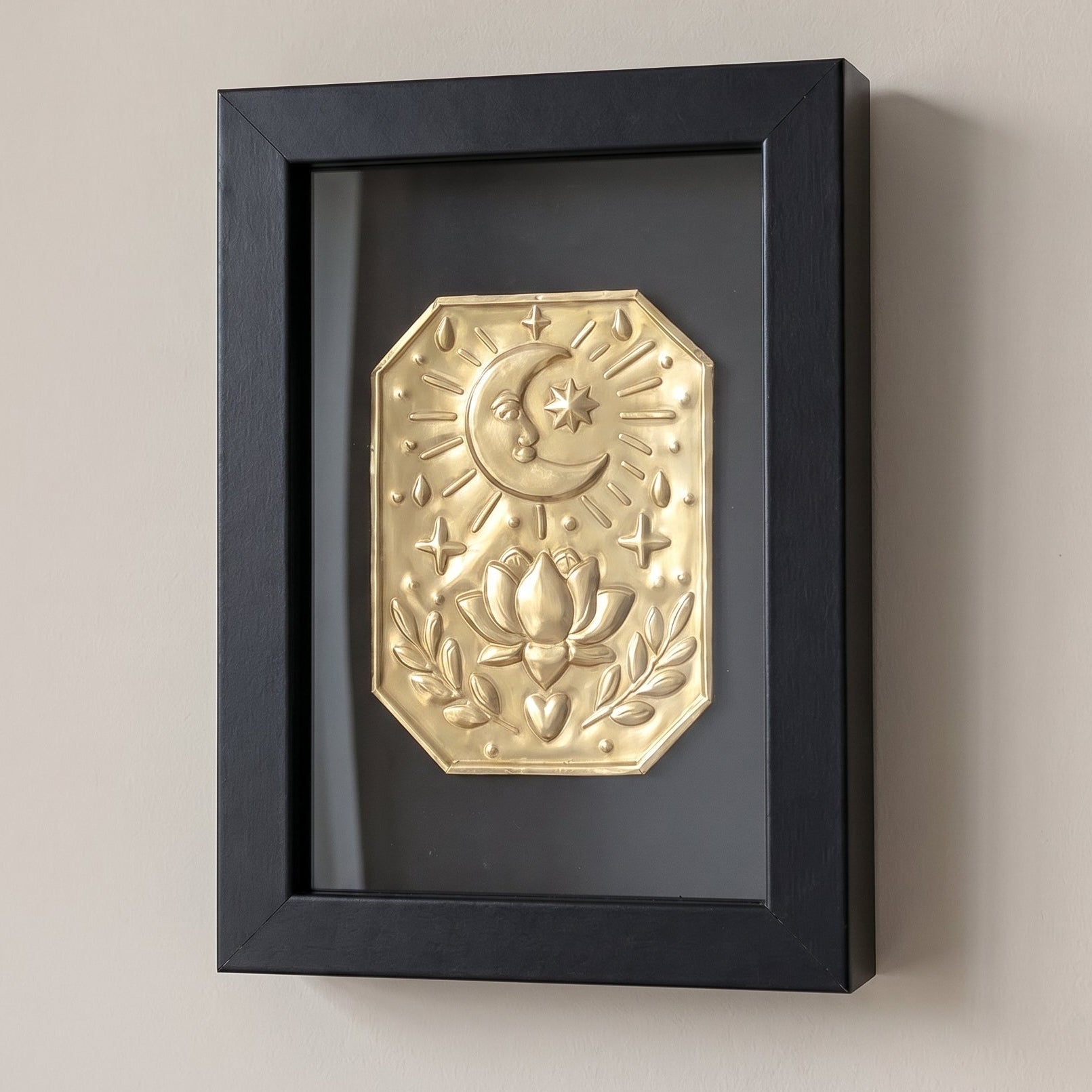Mini talisman mural de sérénité La Lune Paisible en métal repoussé avec lune, lotus, étoiles et branches végétales dans un cadre noir