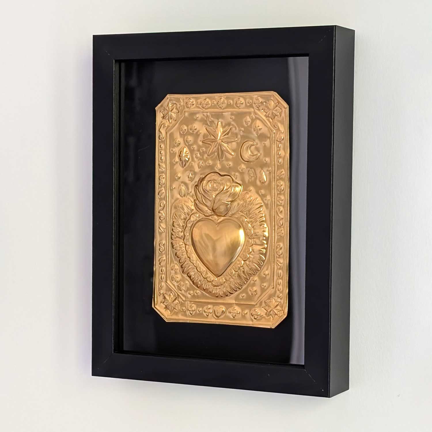 ex-voto avec coeur sacré talisman porte bonheur autour de l'amour avec une rose