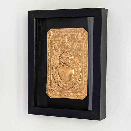 ex-voto avec coeur sacré talisman porte bonheur autour de l'amour avec une rose