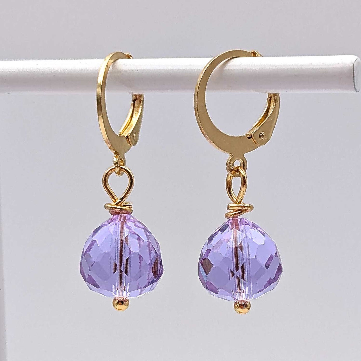 boucle d'oreille perle à facette violette
