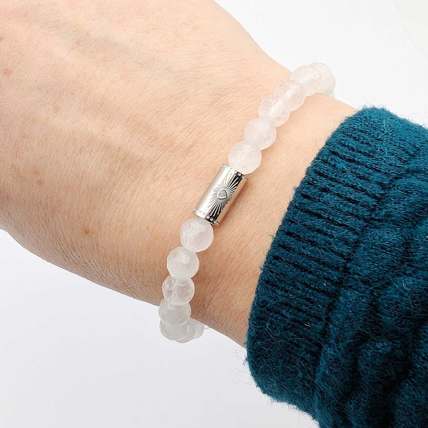 bracelet cristal de quartz porté au poignet