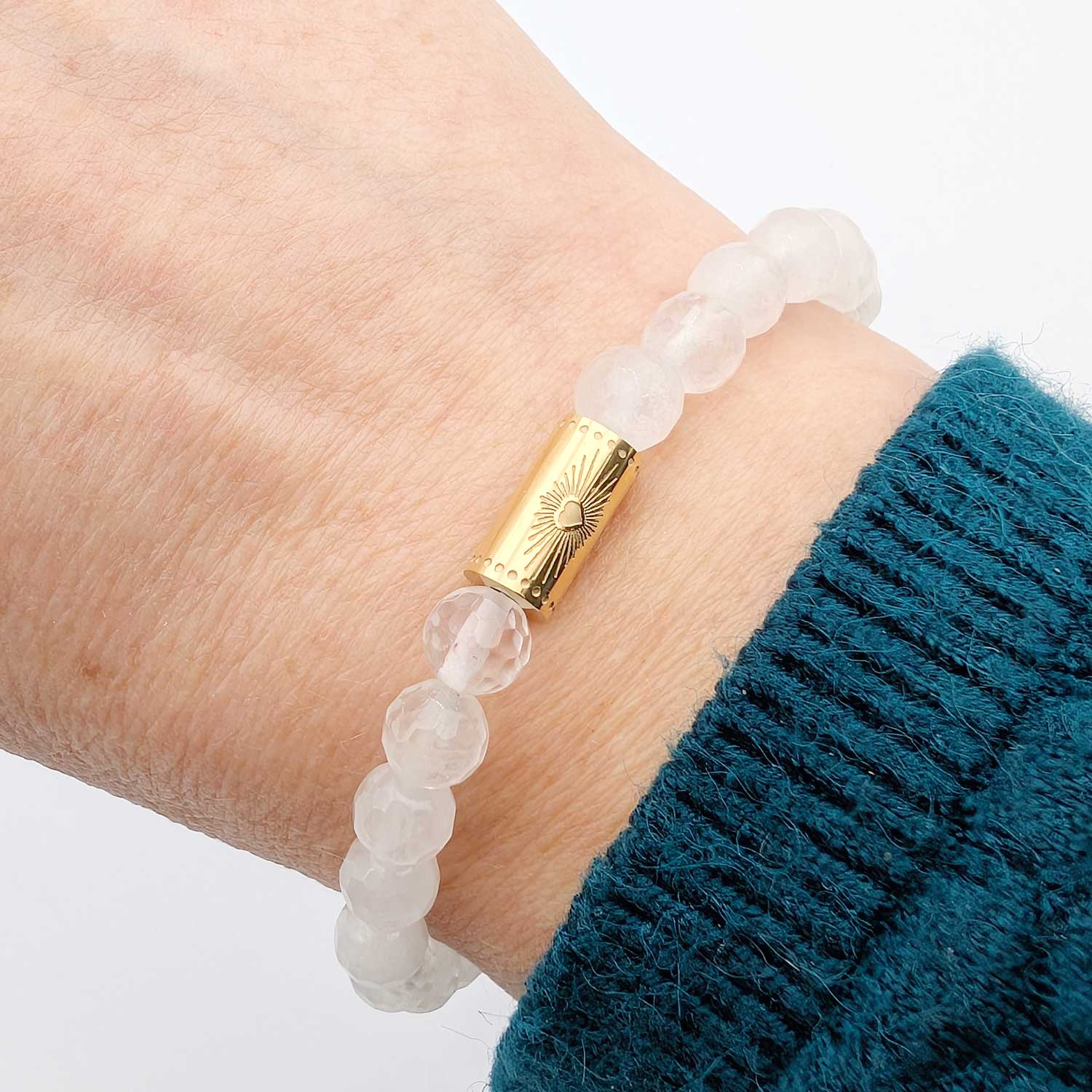 bracelet cristal de quartz avec coeur doré porté au poignet