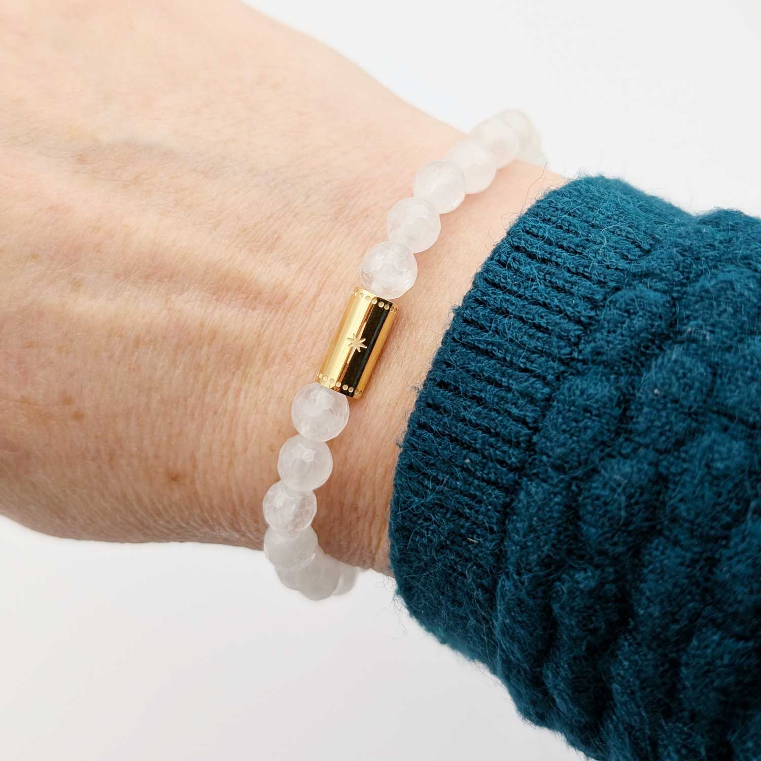 bracelet cristal de quartz avec étoile doré porté au poignet