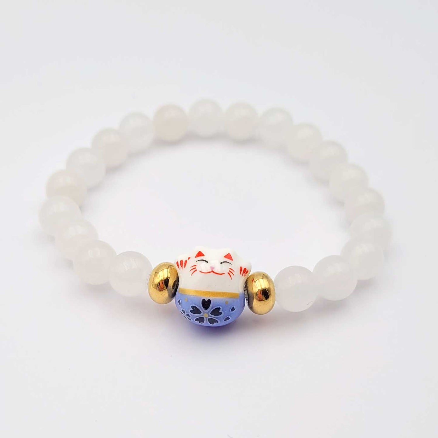 bracelet chat maneki neko avec perle en pierre naturelle blanche en jade