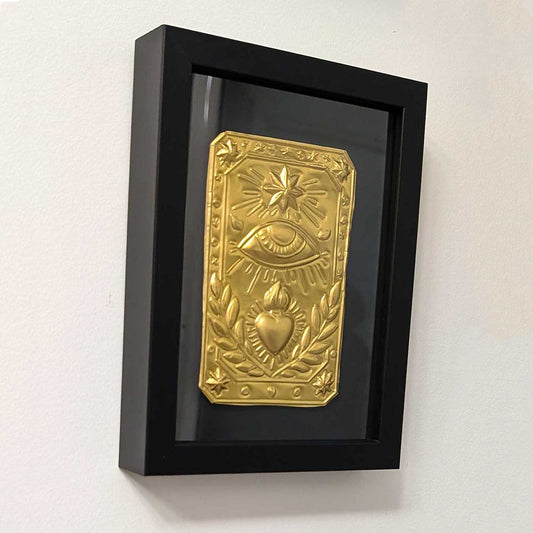 exvoto grigri de protection mural avec oeil et coeur cadre