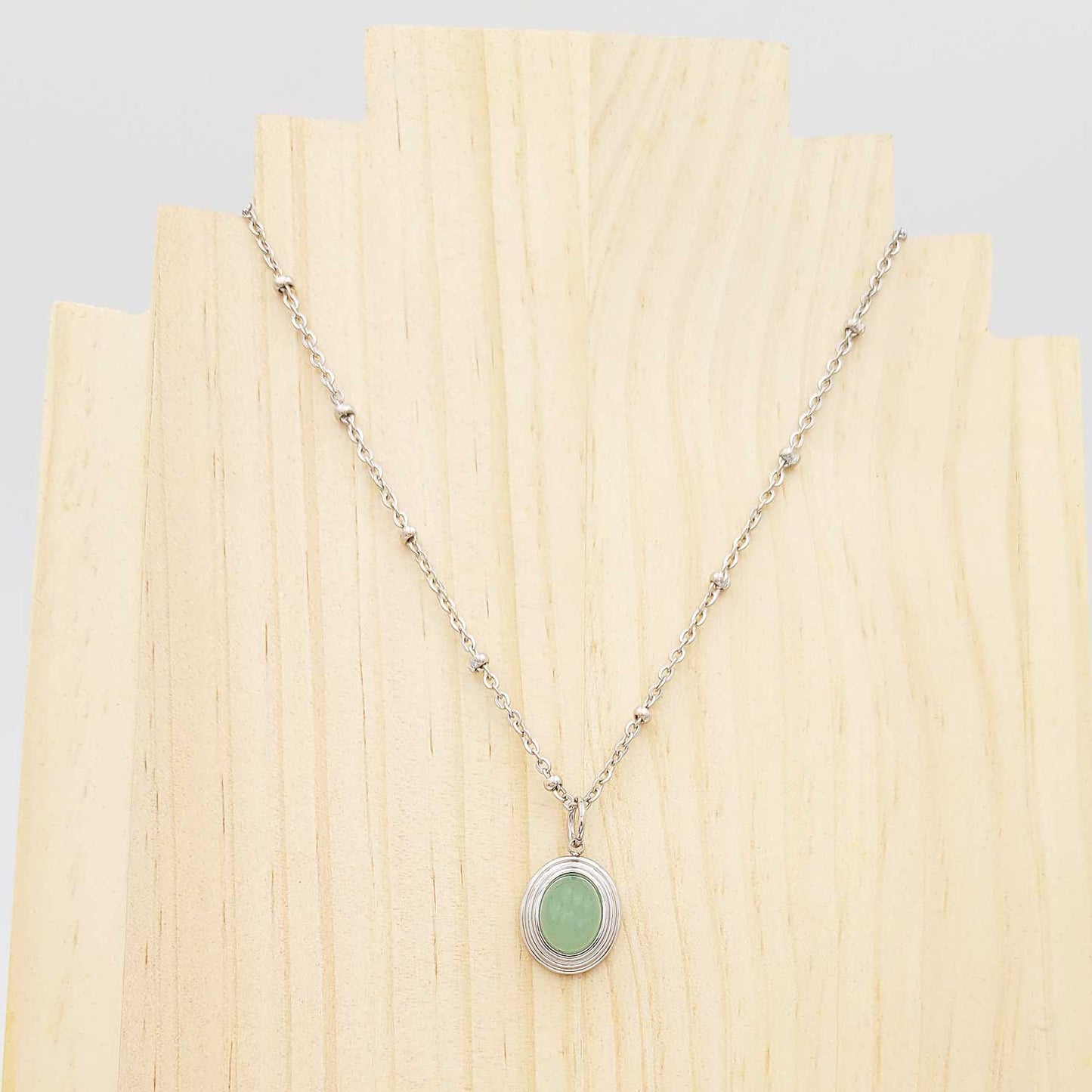 collier médaillon aventurine verte en acier inoxydable 