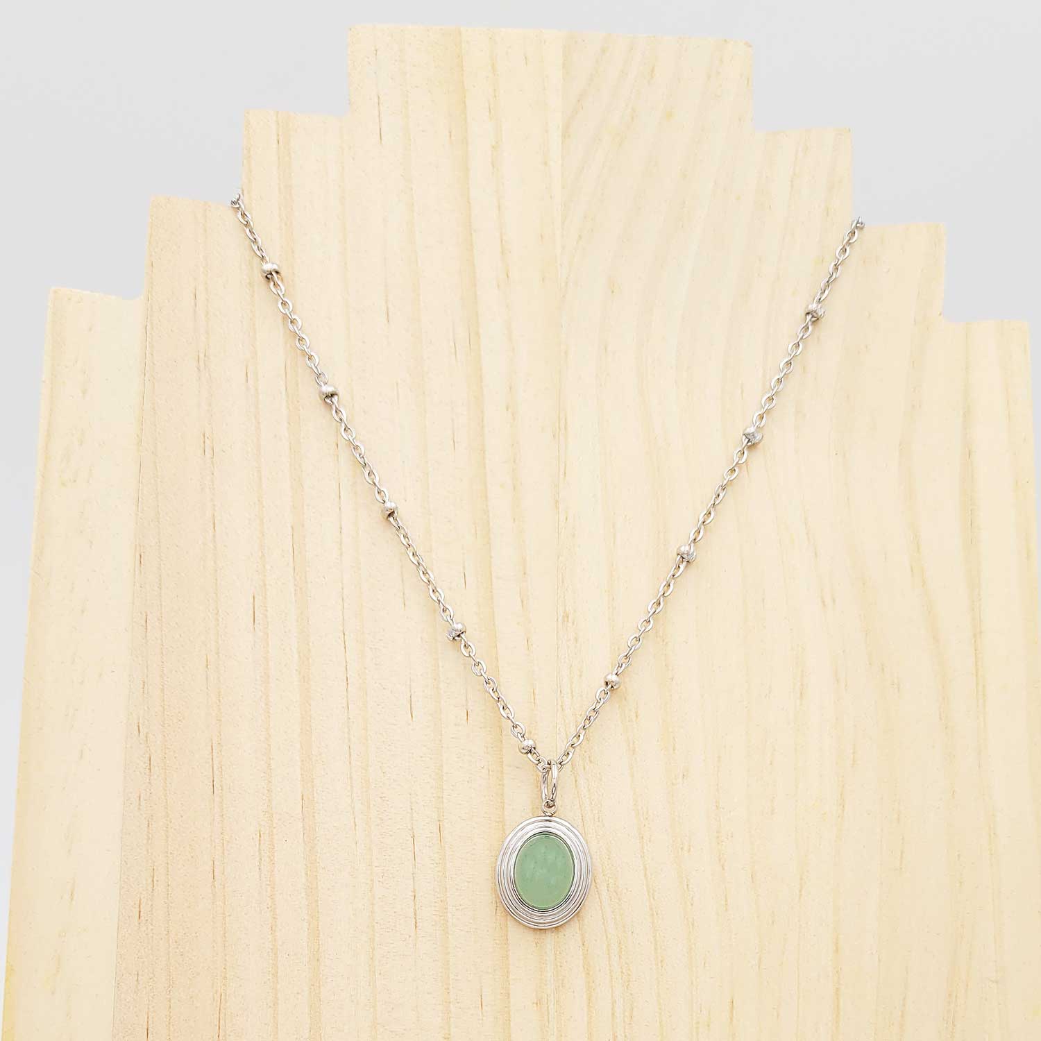collier médaillon aventurine verte en acier inoxydable 