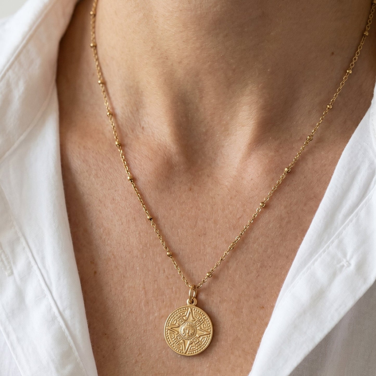 Collier calendrier aztèque doré porté - Médaillon solaire 20mm sur chaîne maille forçat 45cm - Illustres Bidules