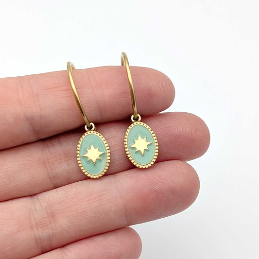 Boucles d'oreilles créoles dorées Sky avec pendentif émaillé vert oval et étoile verte
