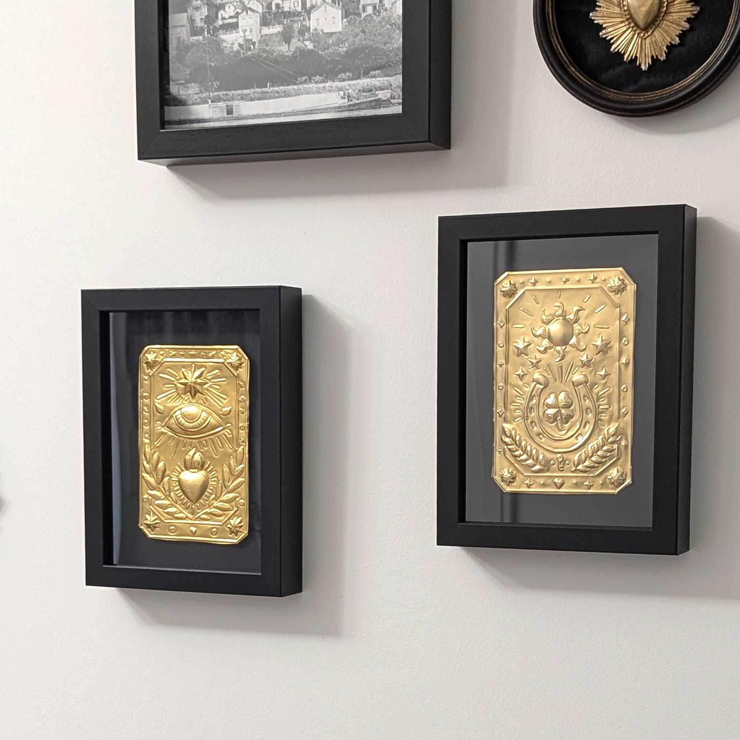 Ex-voto mural porte-chance avec trèfle et fer à cheval
Détail du talisman mural fait main avec trèfle, clé et étoiles à 8 branches
Talisman mural porte-bonheur accroché au mur dans un intérieur