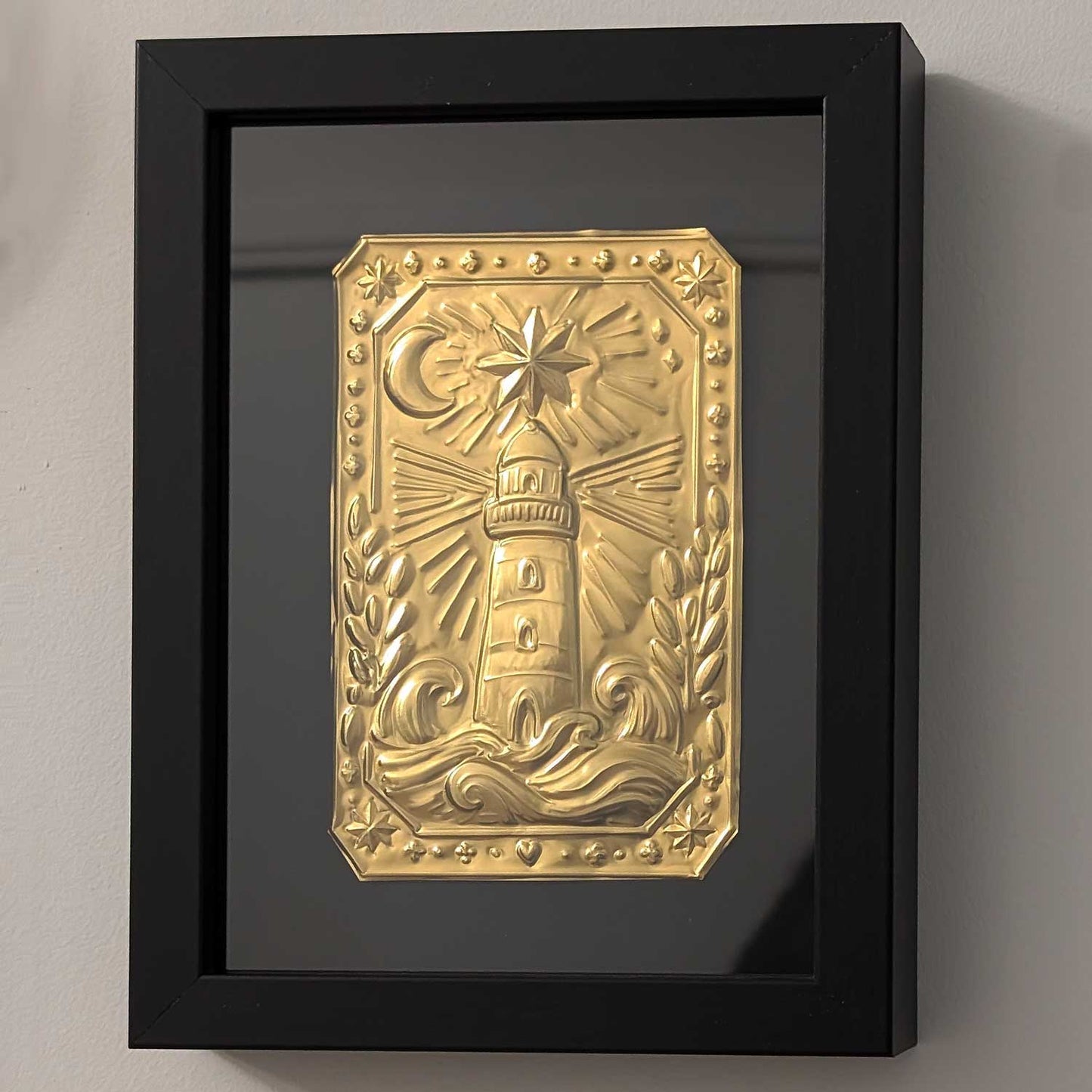 Talisman mural Le Phare Intérieur en métal repoussé avec phare, étoile à 8 branches, croissant de lune et vagues