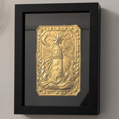 Talisman mural Le Phare Intérieur en métal repoussé avec phare, étoile à 8 branches, croissant de lune et vagues