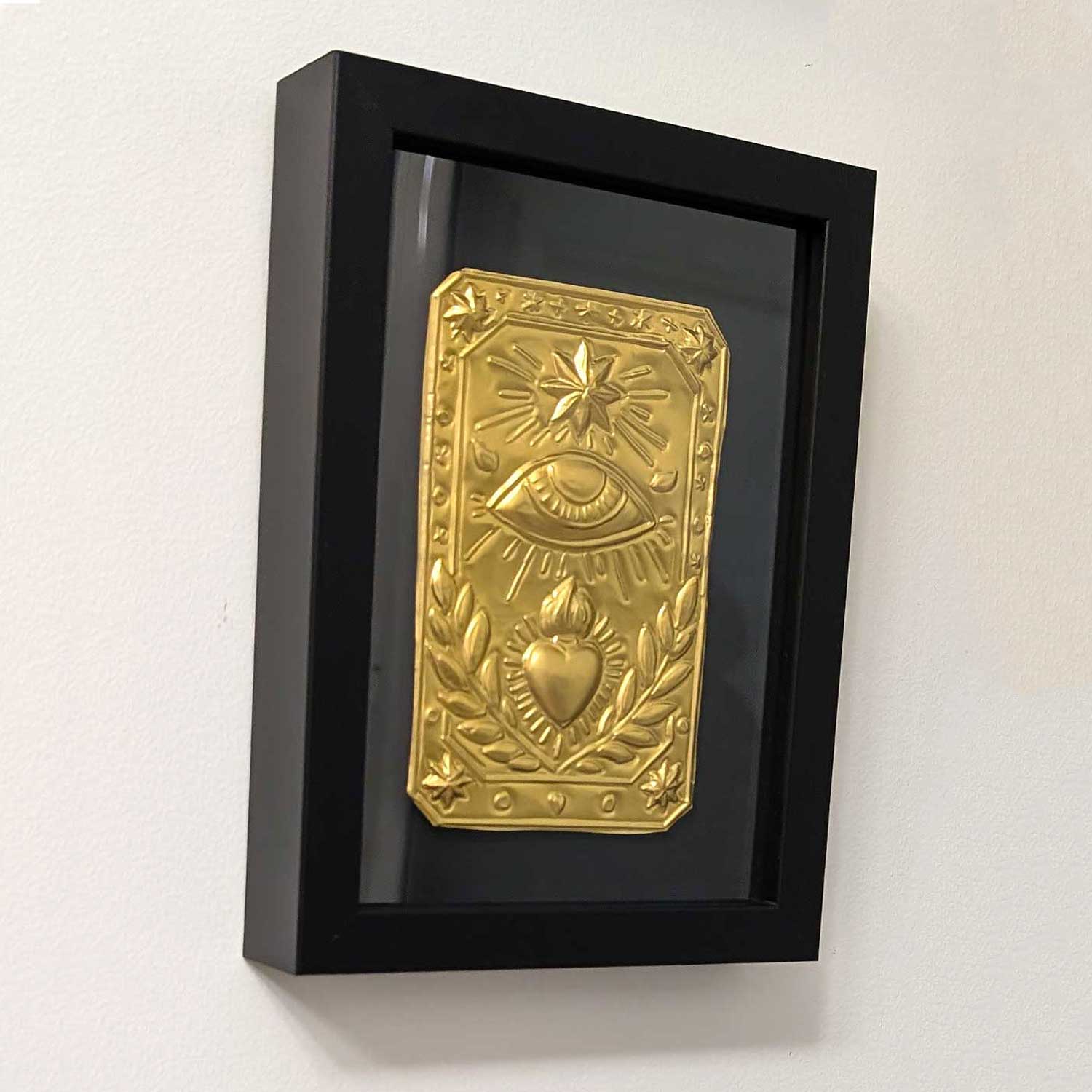 Talisman mural fait main avec œil gardien et cœur sacré dans cadre doré"