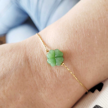 Bracelet Isadora trèfle vert doré porté au poignet - bijou artisanal français